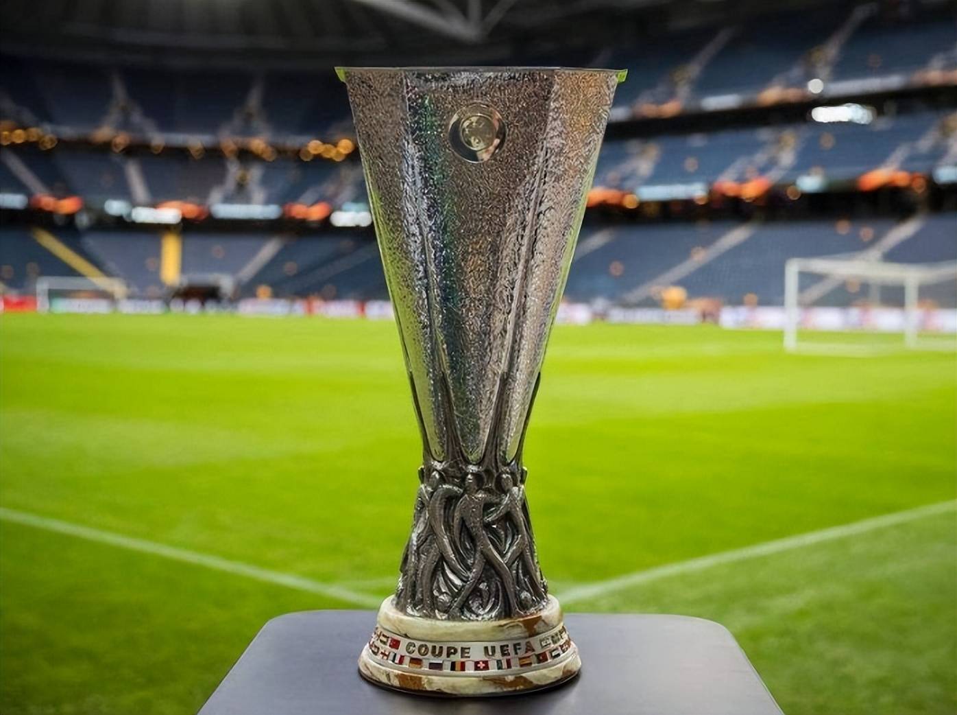 包含AC米兰训练开放日，今夜远射贴柱引欢呼，欧联在即，阵容厚度经受考验的词条