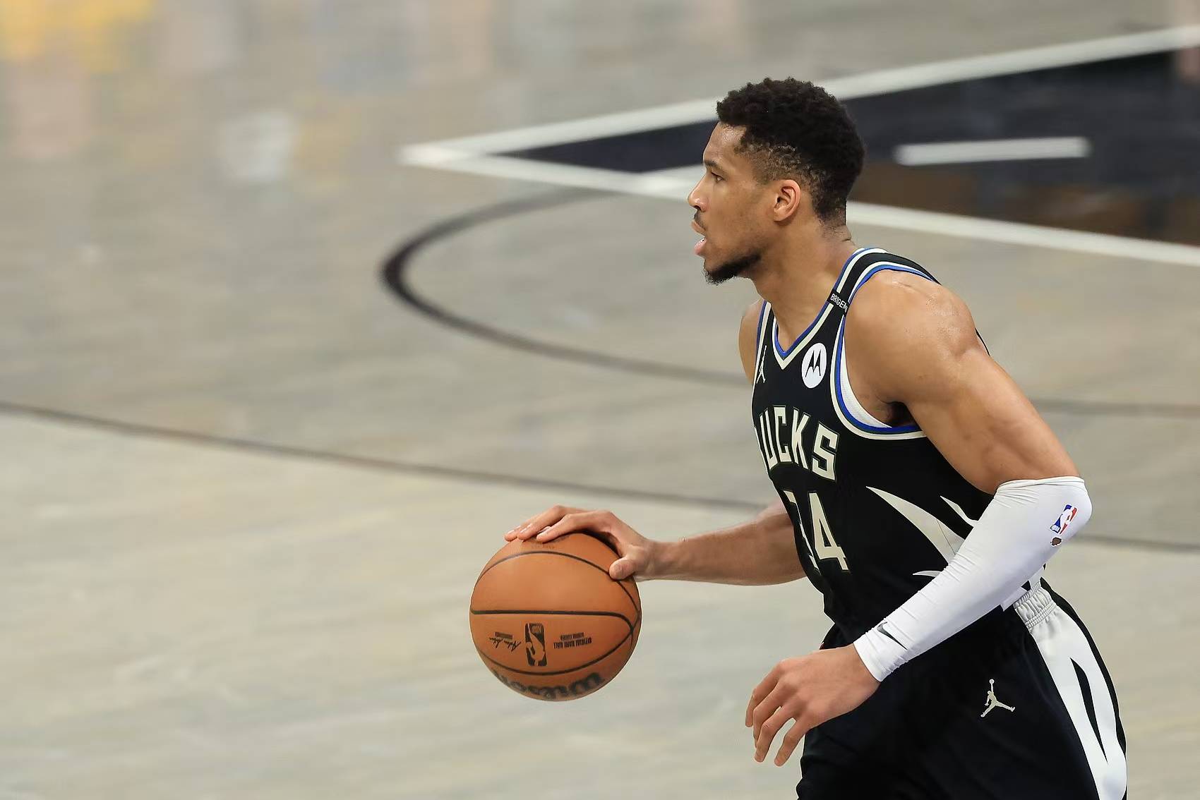 关于密尔沃基雄鹿发布备战花絮；清晨官宣签约；足总杯任务艰巨；资深球员宣示担当的信息